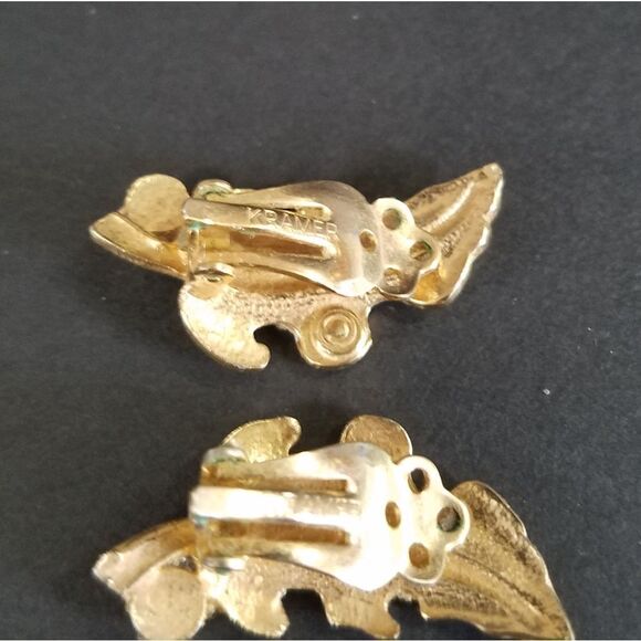 Vintage KRAMER Clip On EARRINGS Gold Tone Figural Leaf With Faux Pearl - Picture 6 of 7